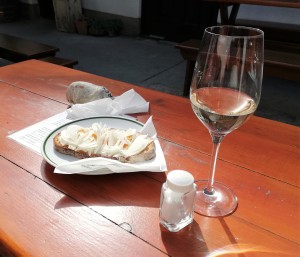 So einfach so gut, ein Bratlfettnbrot mit Zwiebel und ein dazu ein gutes ... - Weingut & Buschenschank Kroiss - Wien